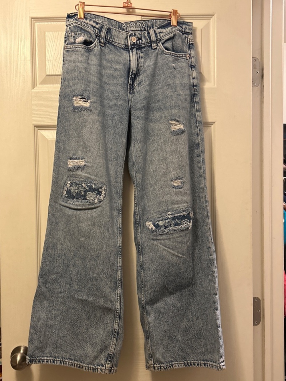 Low-rise baggy jeans with patches